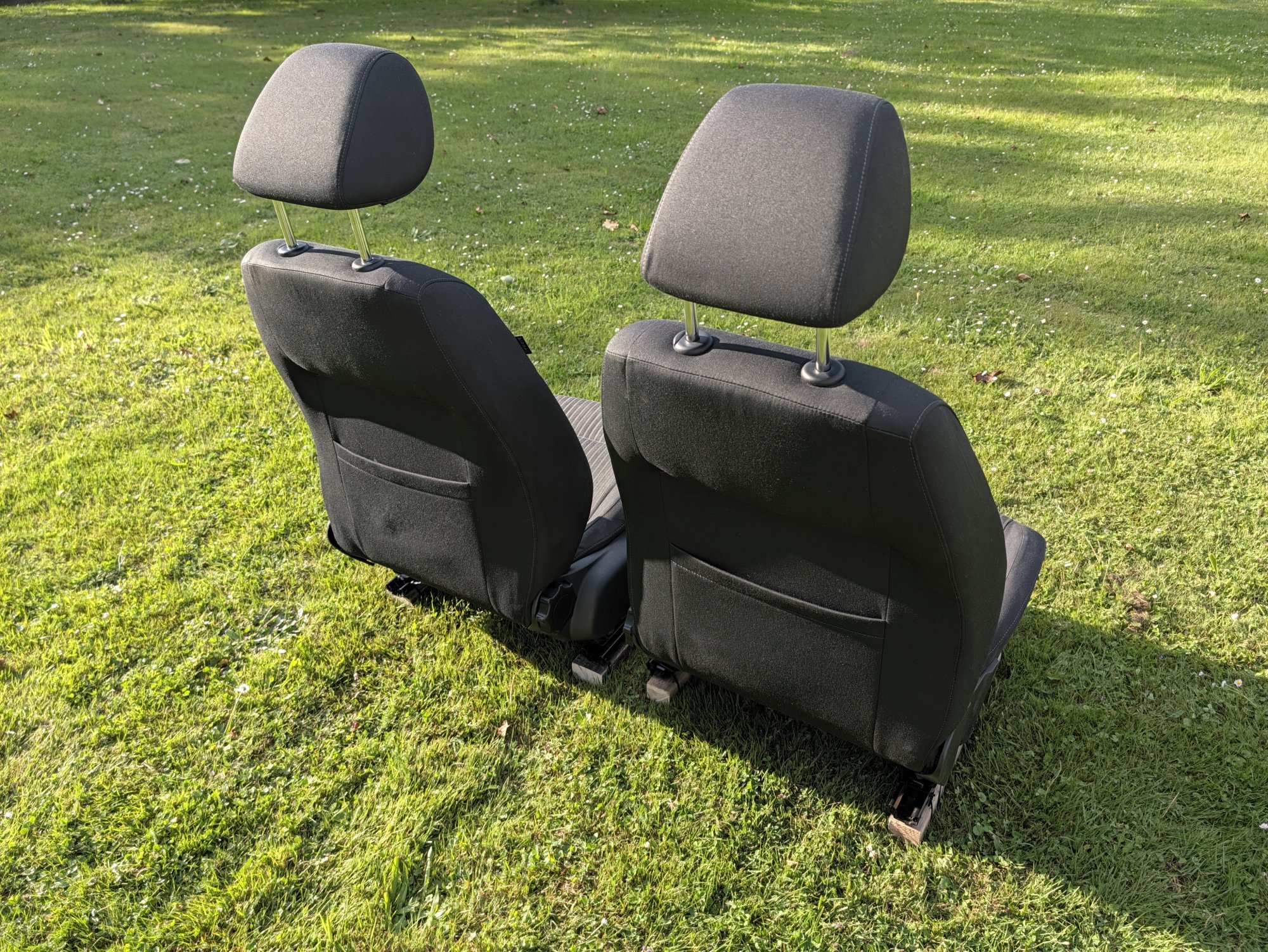 Front seat set for the 2012 VW Polo 6R Highline—with storage compartments, without airbags [18/21]