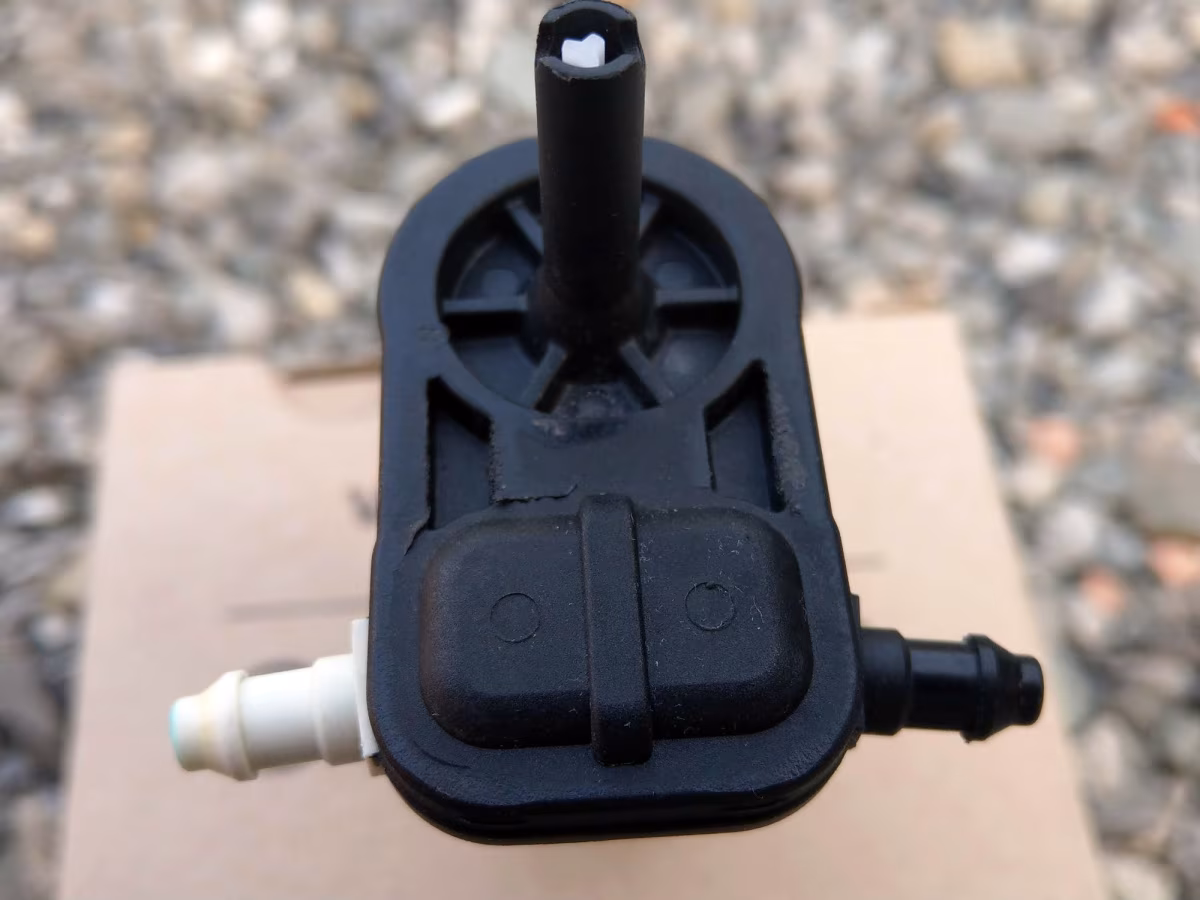 1K6955651 - Windshield washer pump [3/5]