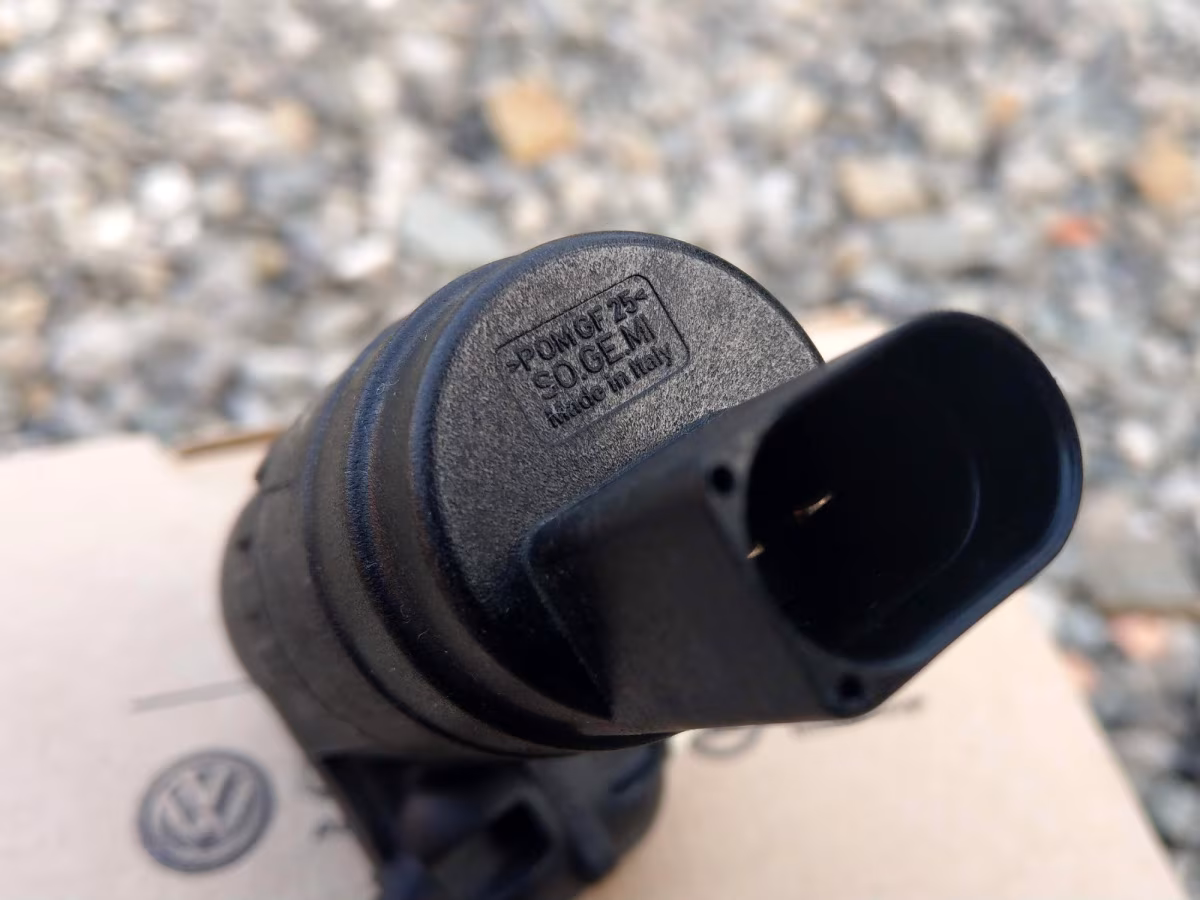 1K6955651 - Windshield washer pump [4/5]