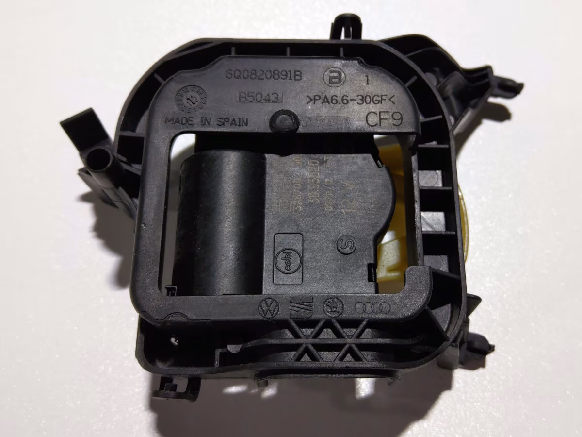 6Q0820891B - V70 heater motor mount [2/4]