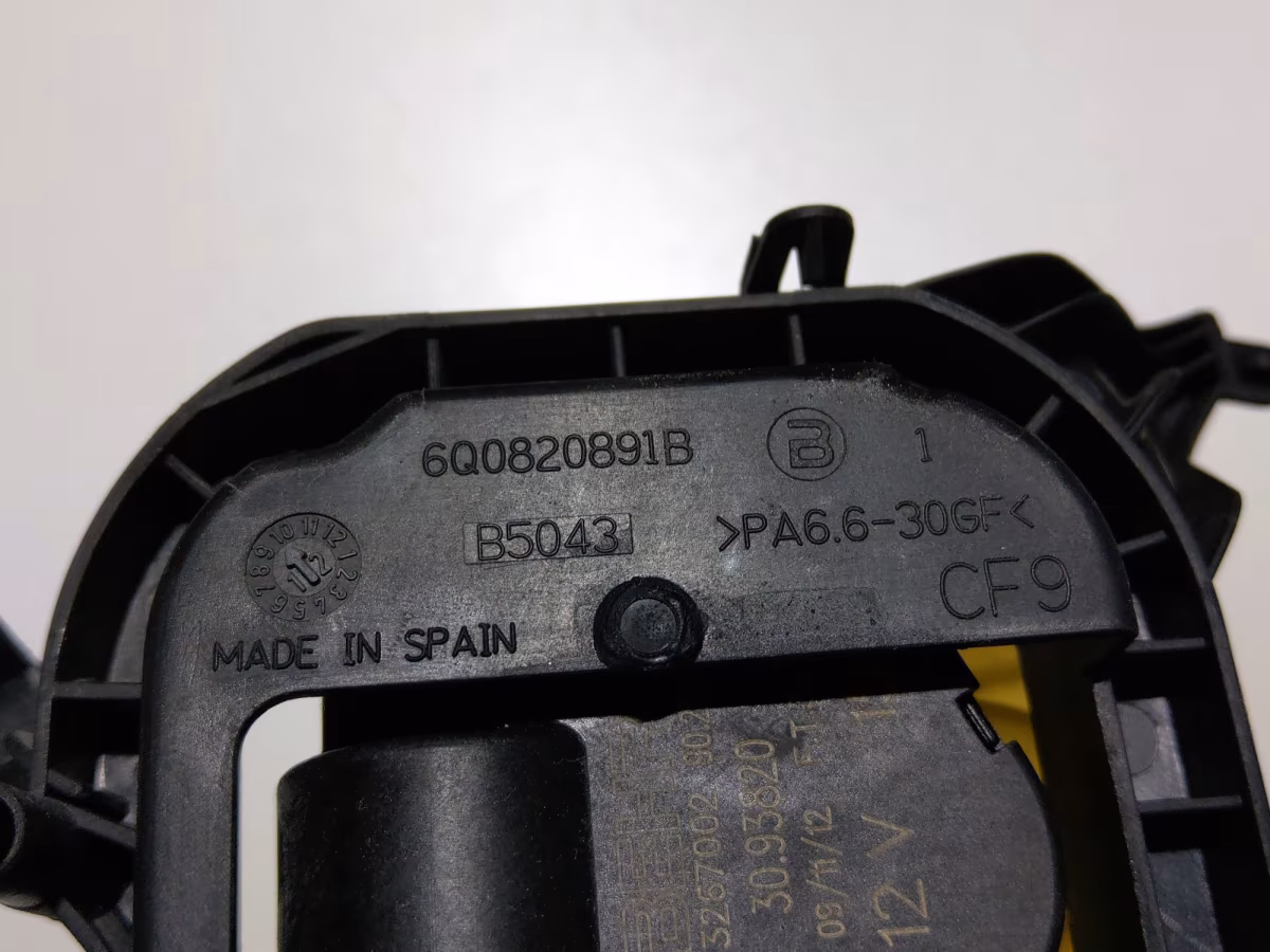6Q0820891B - V70 heater motor mount [3/4]