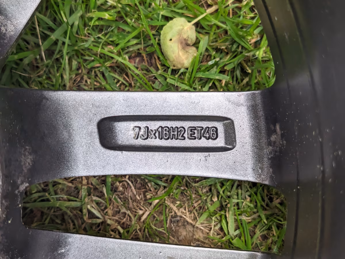 6C0601025JZ49 - 4 * Salvador 16" rim [7/10]