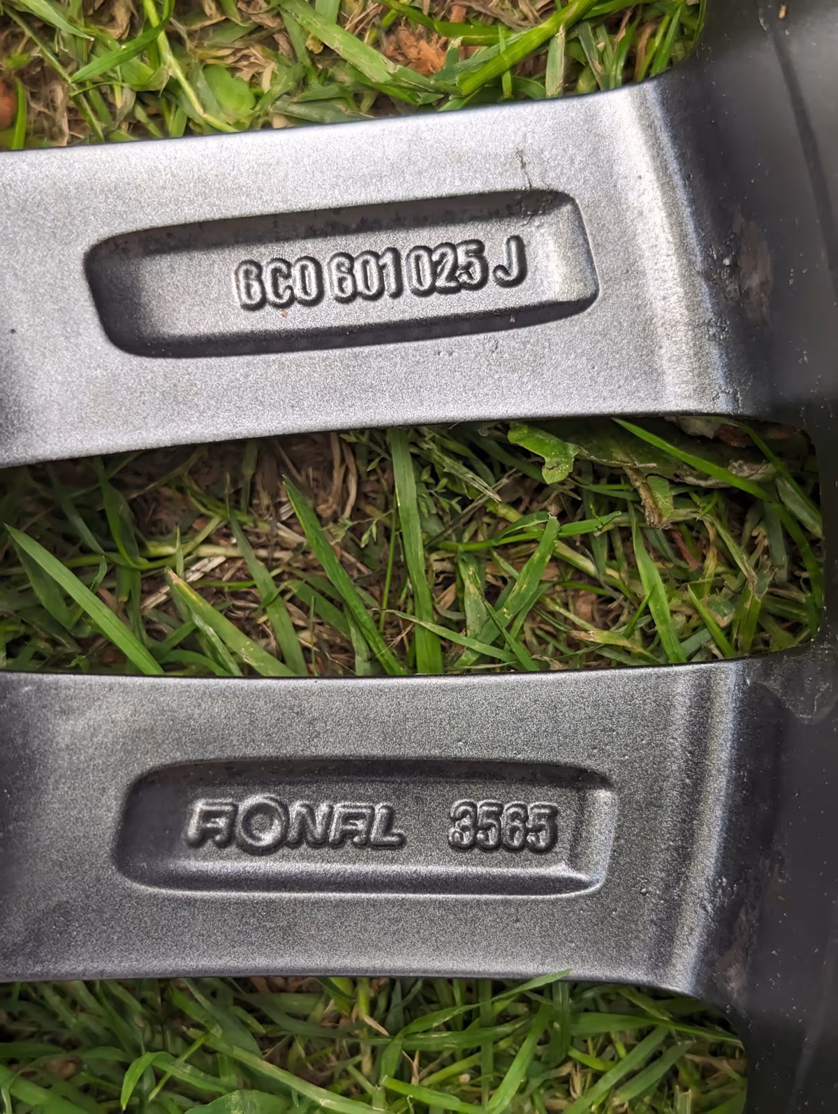 6C0601025JZ49 - 4 * Salvador 16" rim [8/10]