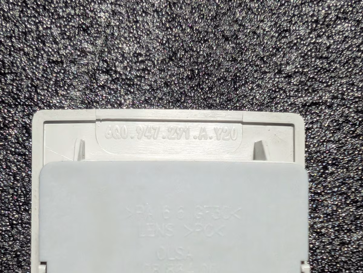 6Q0947291AY20 - Interior and reading light with switch-off delay [6/11]