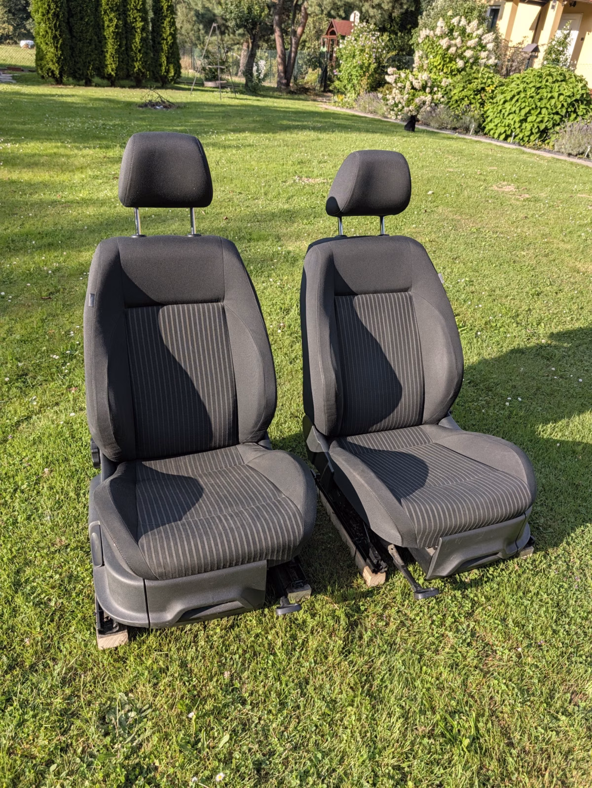 Front seat set for the 2012 VW Polo 6R Highline—with storage compartments, without airbags [5/21]