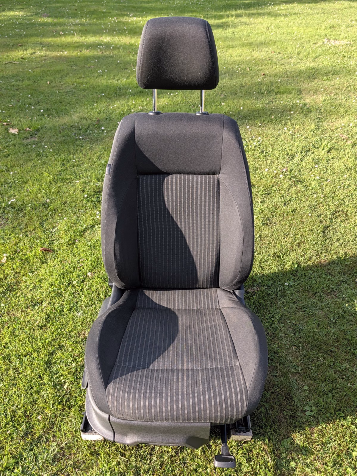 Front seat set for the 2012 VW Polo 6R Highline—with storage compartments, without airbags [6/21]
