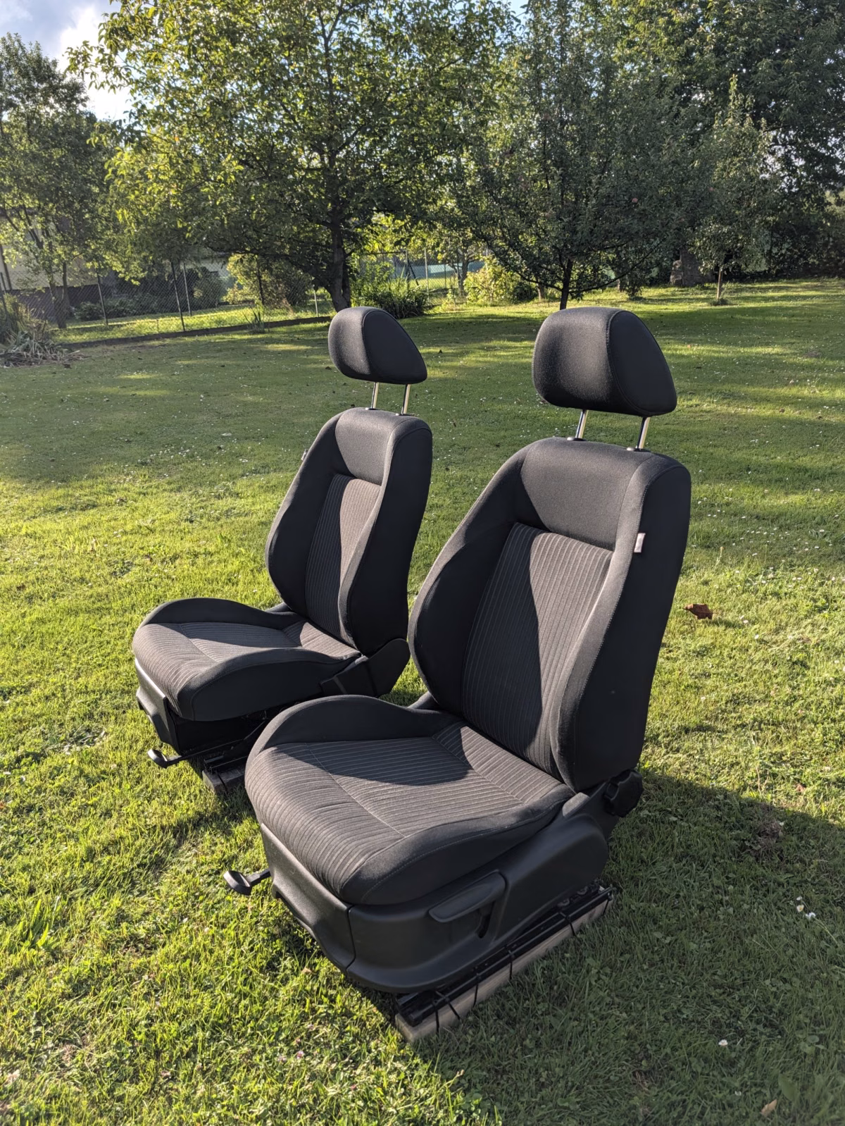 Front seat set for the 2012 VW Polo 6R Highline—with storage compartments, without airbags [8/21]