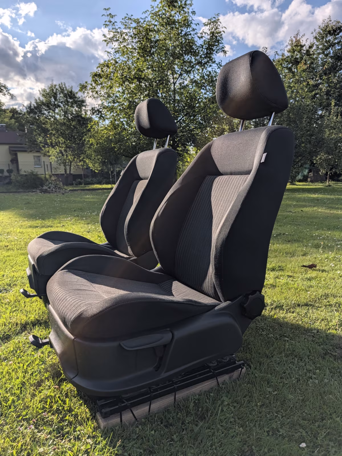 Front seat set for the 2012 VW Polo 6R Highline—with storage compartments, without airbags [10/21]