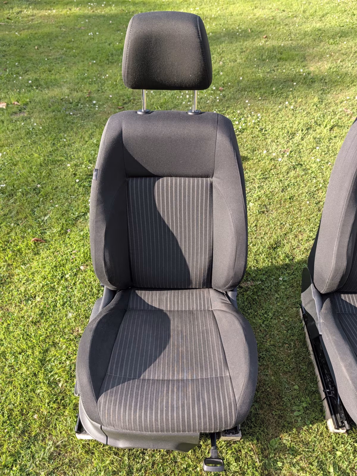 Front seat set for the 2012 VW Polo 6R Highline—with storage compartments, without airbags [11/21]
